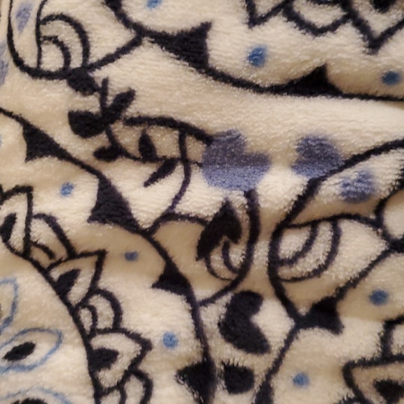 Vera Bradley Throw Blanket - Picture 8 of 8